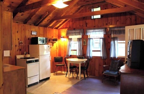 North Sebago Cottage | Maple Cottage-Private Beach-Pets Welcome - Round Table Lodge, Sebago, Maine