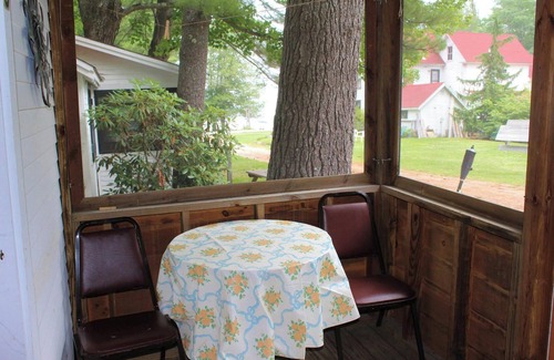 North Sebago Cottage | Maple Cottage-Private Beach-Pets Welcome - Round Table Lodge, Sebago, Maine