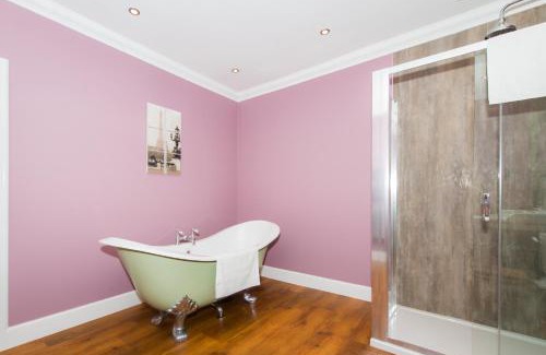 Cupar House | Maple Cottage with Hot Tub
