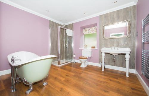 Cupar House | Maple Cottage with Hot Tub