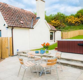 Cupar House | Maple Cottage with Hot Tub