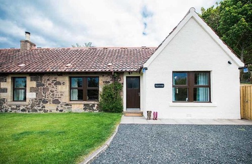 Cupar House | Maple Cottage with Hot Tub near Cupar Fife