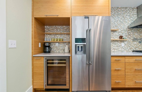 Martinez Park House | Maple Courtyard - Old Town w/King Suite & Piano