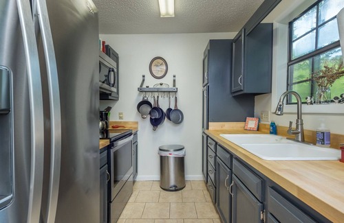 Mars Hill Cabin | Maple Creek Cabin, Fireplace+Fire Pit, Grill & Wi-Fi, Private, Nearby Skiing!