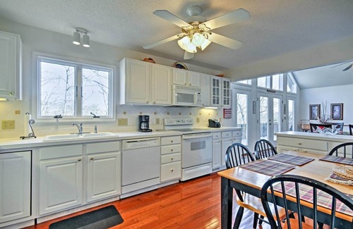 McGaheysville House | Maple Highlands: Under 1 Mile to Lift! Mountaintop Estate with 2 Scenic Decks