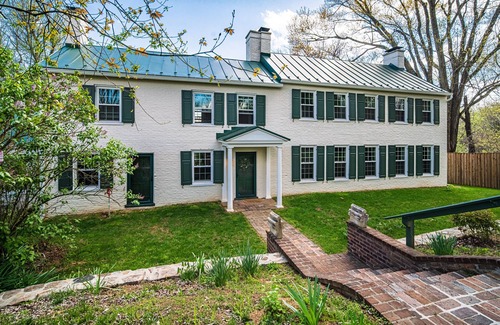 Blue Ridge House | Maple Hill Farm within minutes of Vineyards, Wedding Venues and Horse Stables