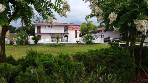 Kissimmee Hotel | Maple Leaf Inn & Suites
