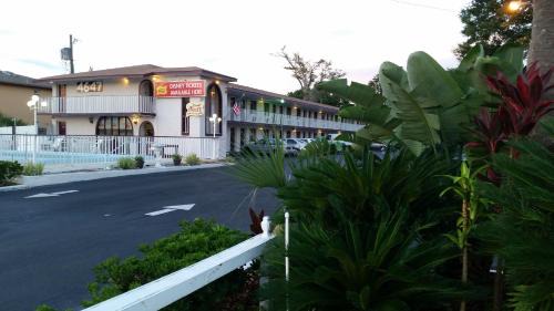 Kissimmee Hotel | Maple Leaf Inn & Suites