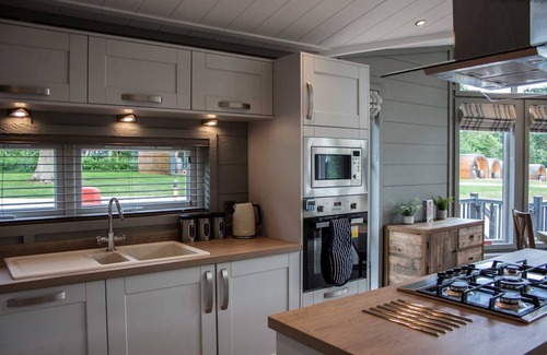 Pickering Ski Chalet | Maple Lodge | sleeps 6 - Hot Tub, Dog Friendly - 5* Visit England