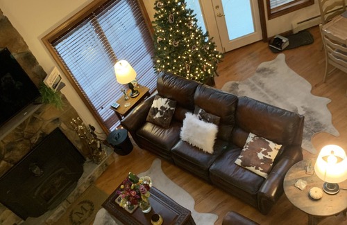 Briar Crest Woods House | Maple Mountain Retreat - Golfing, hiking, hot tub, game room & firepit!
