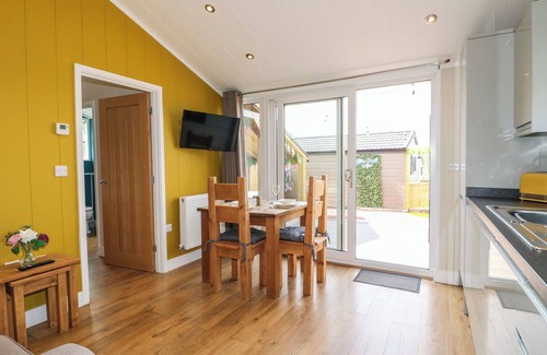 Swadlincote Cottage | MAPLE, pet friendly, with hot tub in Donisthorpe