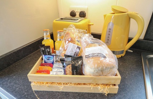 Swadlincote Cottage | MAPLE, pet friendly, with hot tub in Donisthorpe