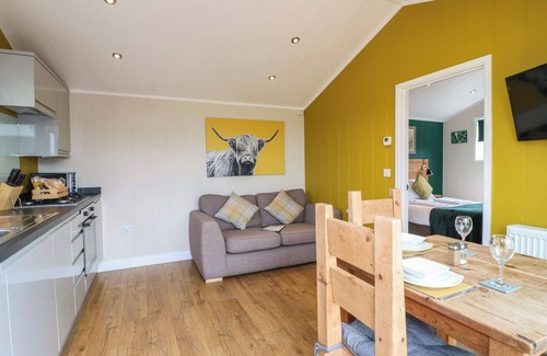 Swadlincote Cottage | MAPLE, pet friendly, with hot tub in Donisthorpe