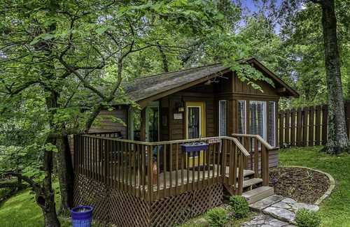 Eureka Springs Historic District Cabin | Maple @ The Woods Cabins