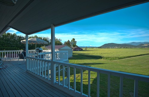 Mount Vernon House | Maplehurst Farm Guest House Top Floor, Spectacular Views Of Mt Baker/Farmland