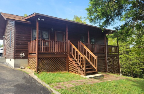 Sevierville Cabin | Maples Lakefront Blessing w/private boat dock/lake access kayaks & paddle boat