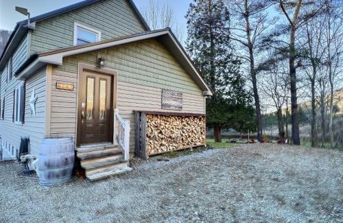 Ellicottville House | Maples Retreat - 2 Acres - Fireplace