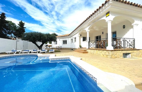 Miami Platja Villa | MARA villa con piscina privada jardín