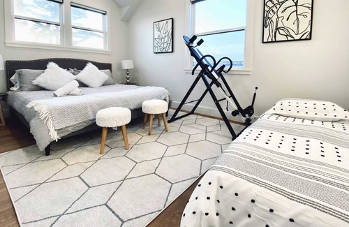 Sharp Park House | @ Marbella Lane - *NEW* Chic 3BR Coastal Home