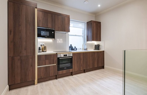City of Westminster Apartment | Marble Arch Suite 1-Hosted by Sweetstay
