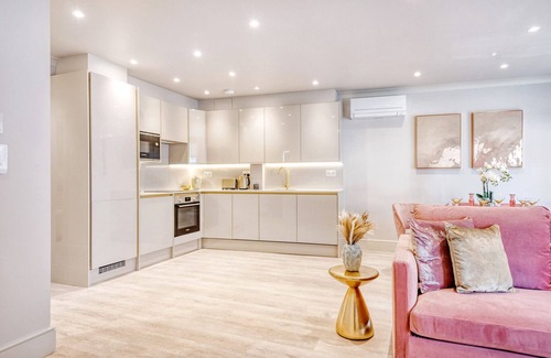 City of Westminster Apartment | Marble Arch Suite 3-Hosted by Sweetstay