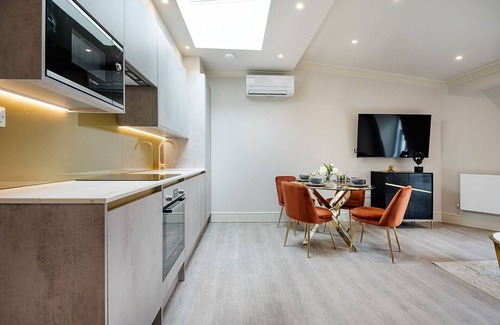 City of Westminster Apartment | Marble Arch Suite 9-Hosted by Sweetstay