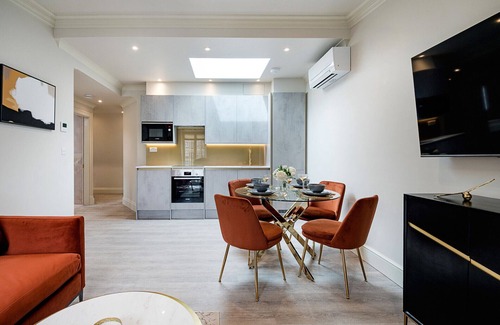 City of Westminster Apartment | Marble Arch Suite 9-Hosted by Sweetstay