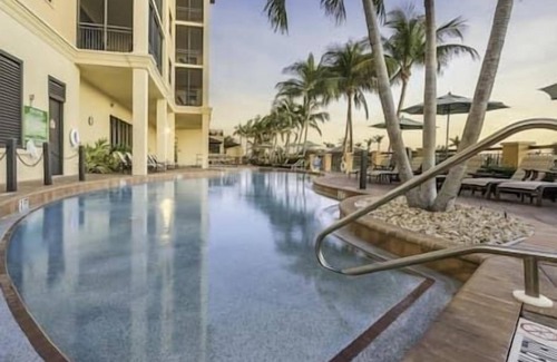 Marco Island Hotel | Marco Sunset Cove Resort, Pool, Hot Tub, Beach