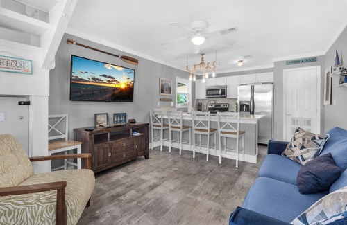 Navarre Beach House | 🌴 Mardi’s Cozy Townhouse | Beachside Retreat in Navarre w/Sunset Views🐚