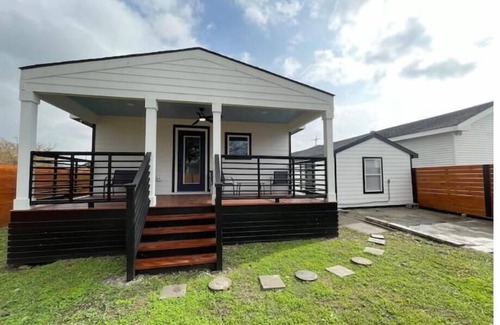Plum Orchard House | MardiGras Modern 4bedrm Home Wi-Fi free parking