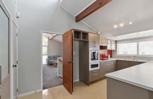 Bucklands Beach House | Marendellas Escape - Bucklands Beach Holiday Home