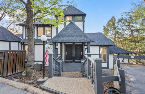 Osage Beach Cottage | Margaritaville - Private Suite w/TV, extra couch!