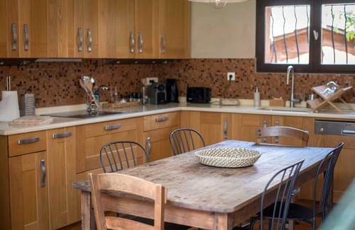 Margaux House | Margaux at the heart of the Médoc wine region. Beautiful stone house and pool.