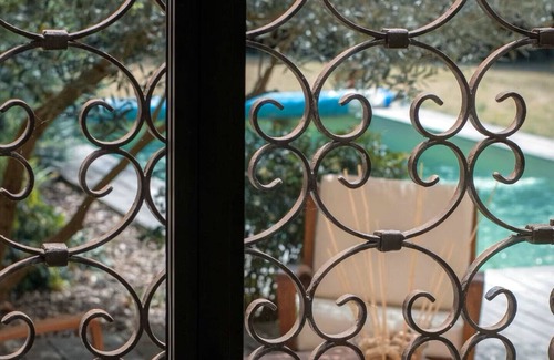 Margaux House | Margaux at the heart of the Médoc wine region. Beautiful stone house and pool.