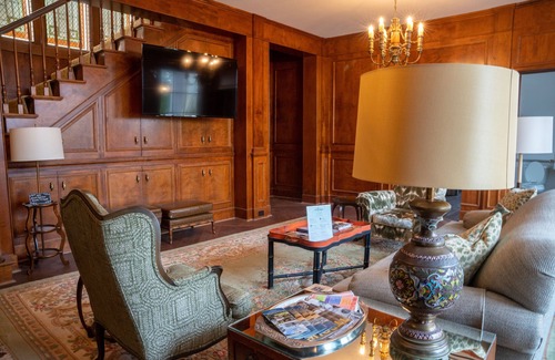 LaGrange Apartment | Margot Suite - Truitt Vanderbilt Club - King room with bath and bistro