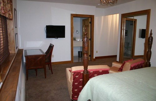 Campbell Park Bed & Breakfast | Maria's Creekside B&B