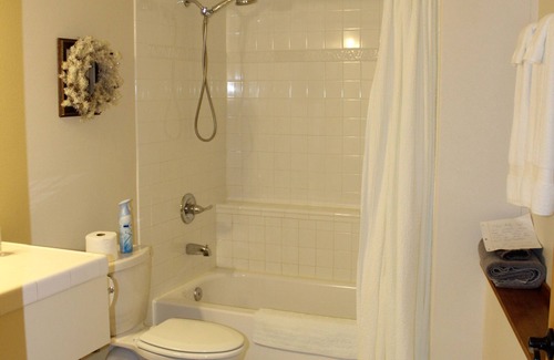 Campbell Park Bed & Breakfast | Maria's Creekside B&B