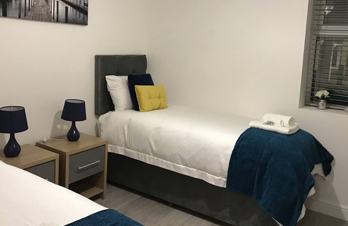 Bedford Apartment | Marie’s Serviced Apartment A (2 beds City Stay with Free Parking)