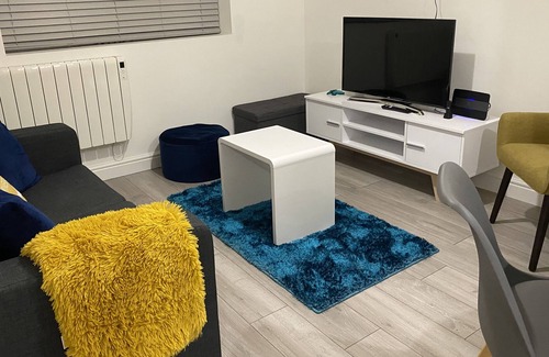 Bedford Apartment | Marie’s Serviced Apartment A (2 beds City Stay with Free Parking)