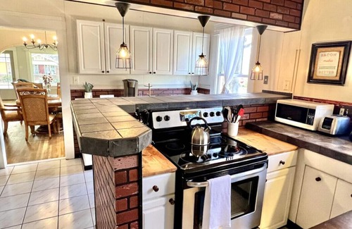 Glen Iris House | Marigold: 6Bedroom Downtown Gem ~ HOT TUB