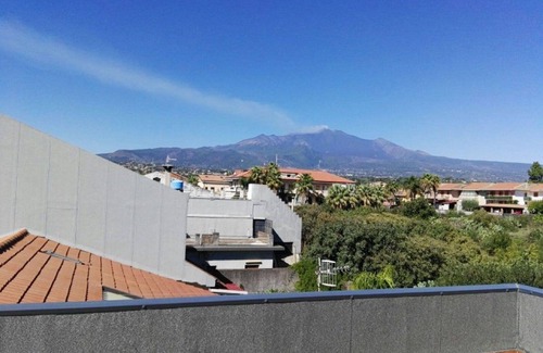 Stazzo House | Marigré beautiful vacation home by the sea, garden, relaxation, Wi-fi & terrace overlooking Etna