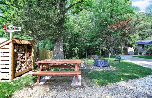 Avoca House | Marilyn's Cottage, Family Friendly, Park Setting, King Bed , Fire Pit, Pet Free