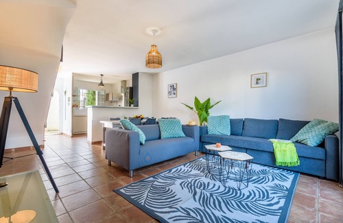 Aigues-Mortes House | Marina Aigues-Mortes * garden canal view