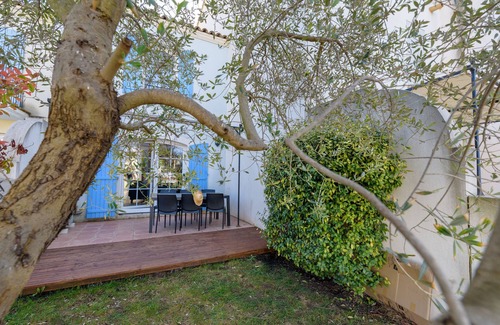 Aigues-Mortes House | Marina Aigues-Mortes * garden canal view