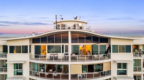 Townsville Apartment | Marina Oceanfront Modern Penthouse with Panoramic Views
