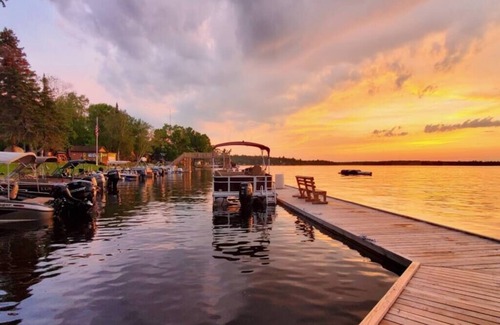 Ray Cabin | Marina View 1 Bedroom Sunset Cabin