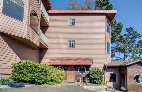 Historic Bayfront Condo | Marina Views! Watch the Boats! Walk to Everything!