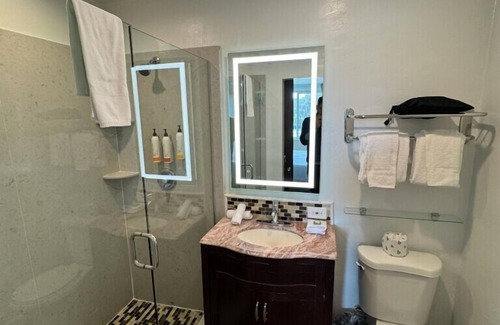 Oakland Hotel | Marina Village Inn