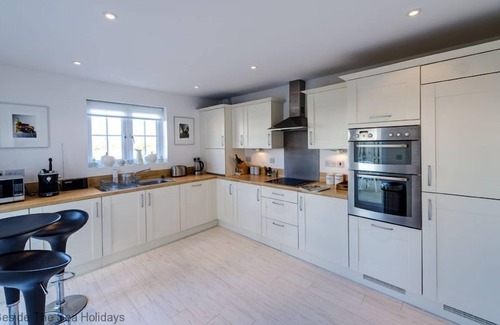 Camber Cottage | Mariners Moon - a cottage that sleeps 8 guests in 4 bedrooms