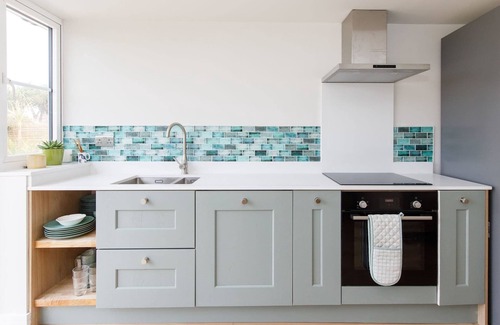 East Wittering House | Mariners: Stylish Beachside Getaway with Sea Views